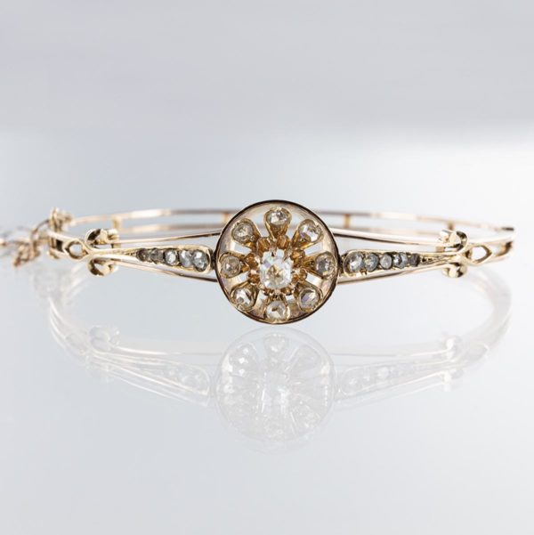 Bracelet ouvrant motif floral et roses de diamants