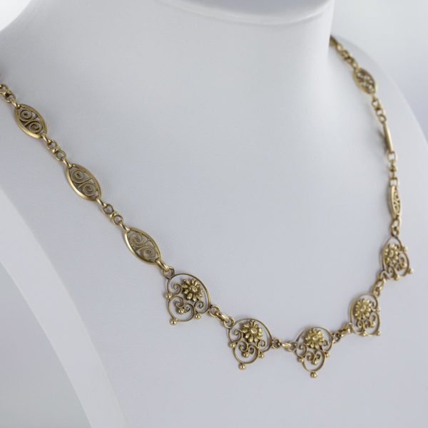 Collier draperie motifs filigranes en or jaune 18 carats