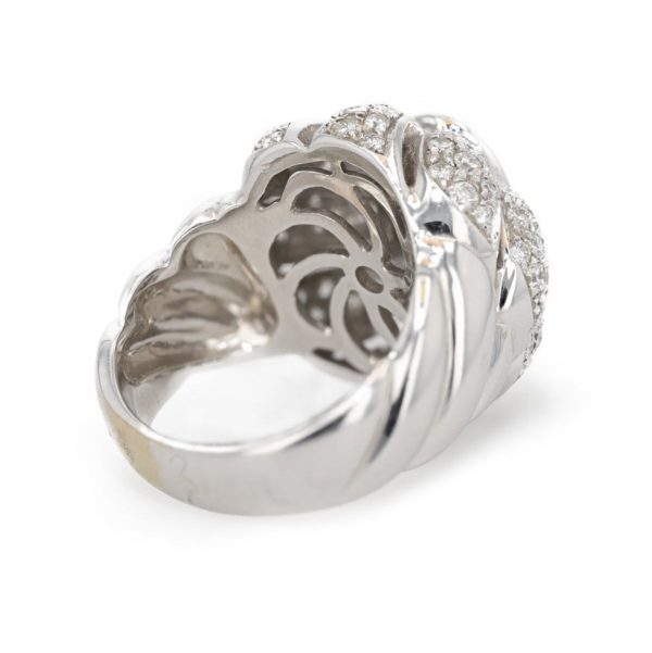 Bague dome saphir serti clos entourage spirale diamants