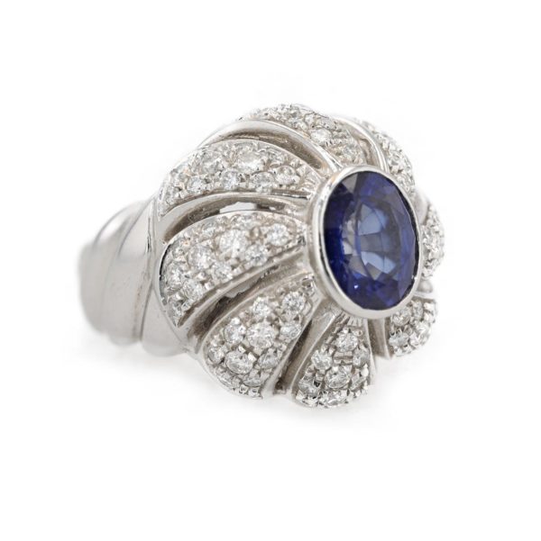 Bague dome saphir serti clos entourage spirale diamants