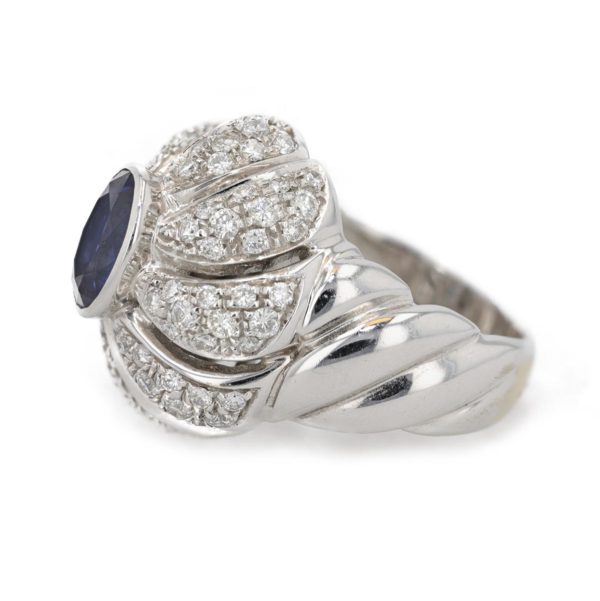 Bague dome saphir serti clos entourage spirale diamants