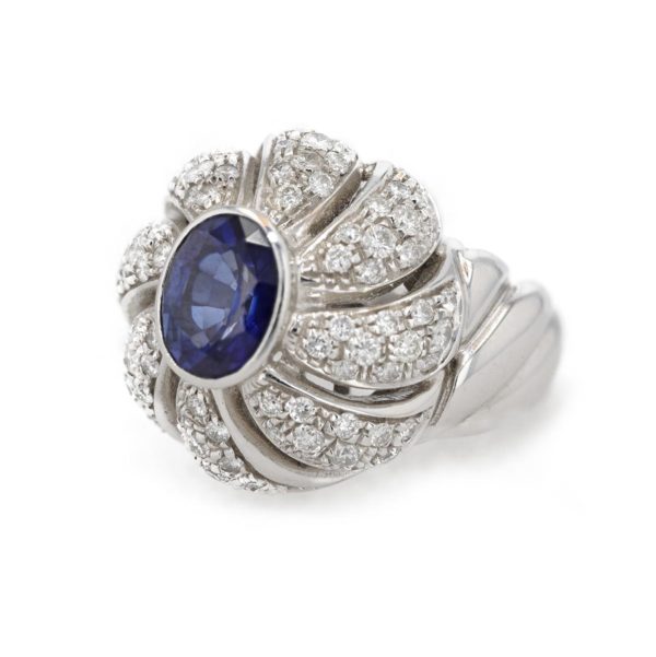 Bague dome saphir serti clos entourage spirale diamants