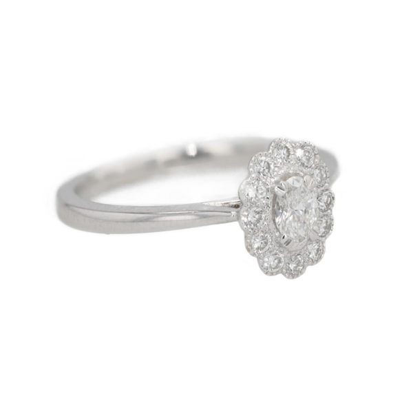 Bague marguerite ovale diamants serti feston