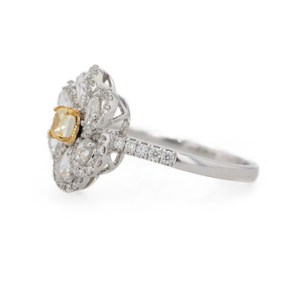 Bague fleur diamants blanc et jaune central