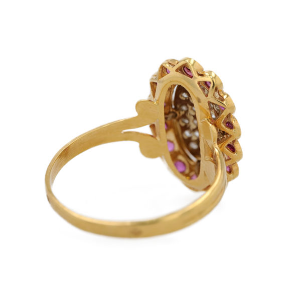 Bague ovale pavage diamants entourage rubis serti feston