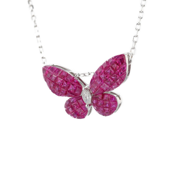 Tour de cou motif papillon pavage rubis et diamants serti mystérieux