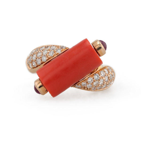 Bague rouleau corail, diamants et rubis cabochons