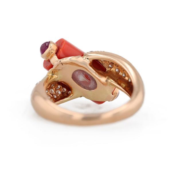 Bague rouleau corail, diamants et rubis cabochons