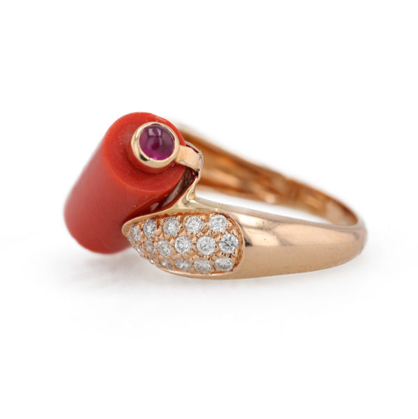 Bague rouleau corail, diamants et rubis cabochons