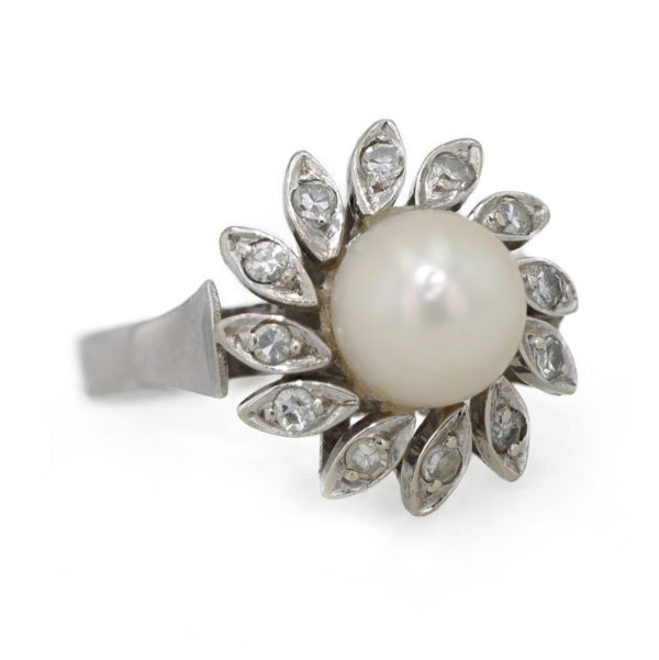 Bague fleur perle entourage diamants