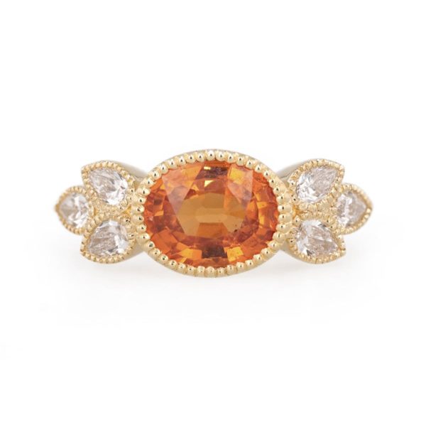 Bague grenat mandarin serti grain accompagné de six diamants poires