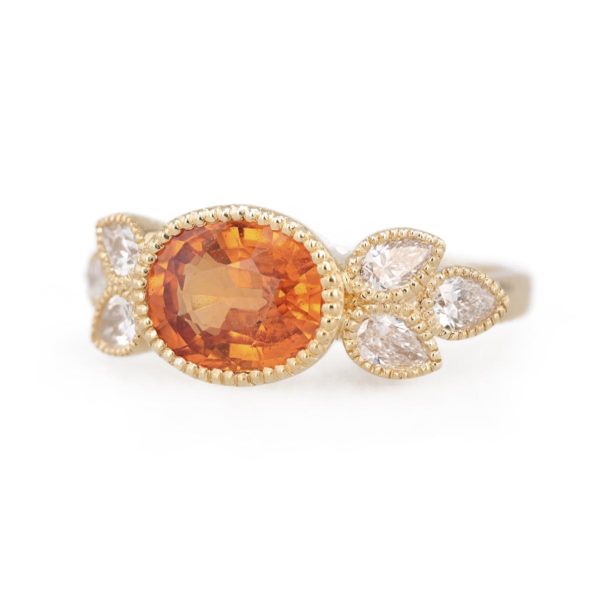 Bague grenat mandarin serti grain accompagné de six diamants poires