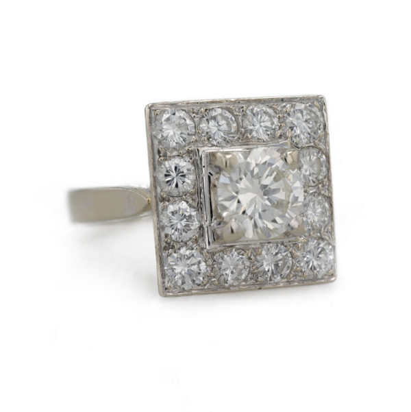 Bague carrée diamant entourage diamants