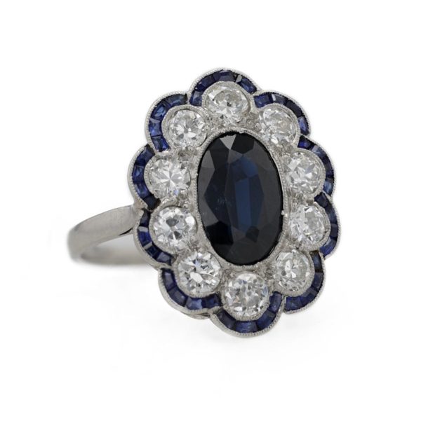 Bague pompadour saphir entourage diamants et ligne saphirs calibrés