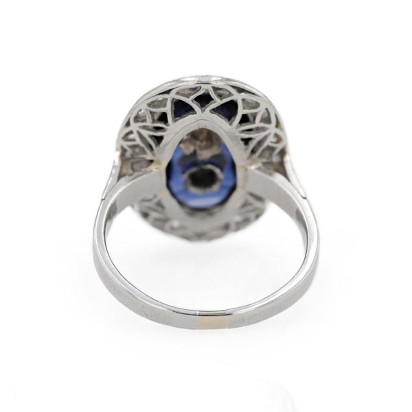 Bague Art Déco ovale saphir incrustée de deux diamants en serti clos