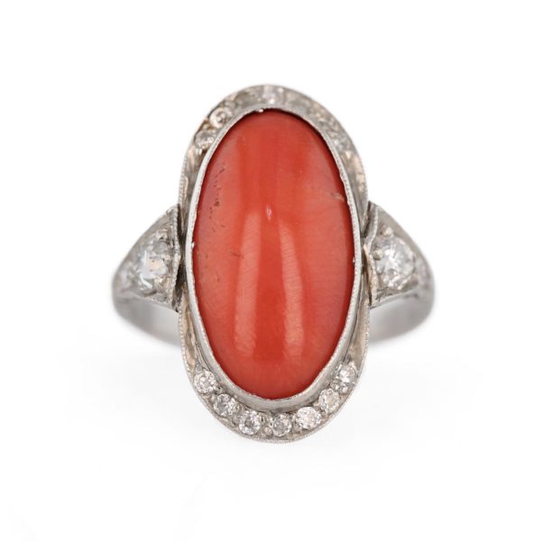 Bague ancienne ovale corail et diamants en platine