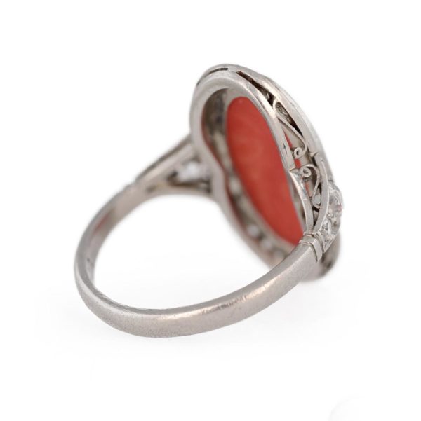 Bague ancienne ovale corail et diamants en platine