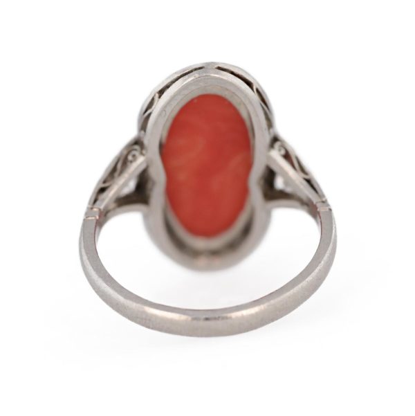 Bague ancienne ovale corail et diamants en platine