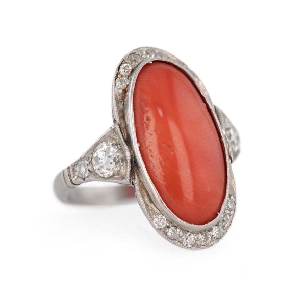 Bague ancienne ovale corail et diamants en platine