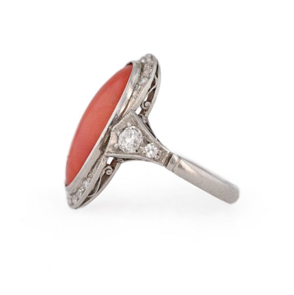 Bague ancienne ovale corail et diamants en platine