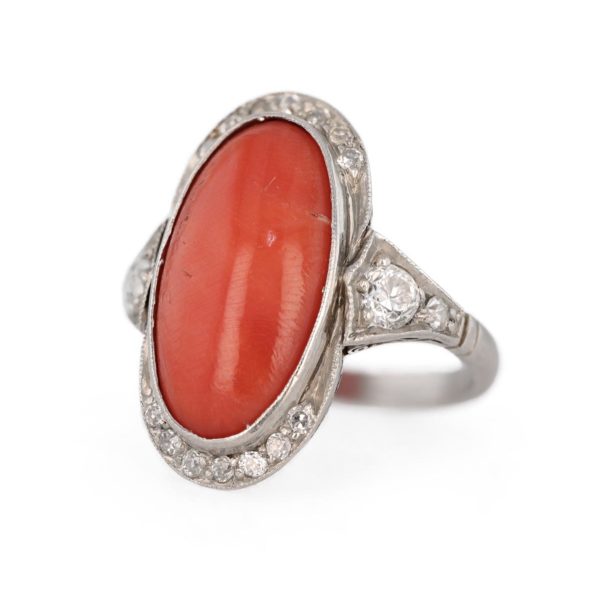 Bague ancienne ovale corail et diamants en platine