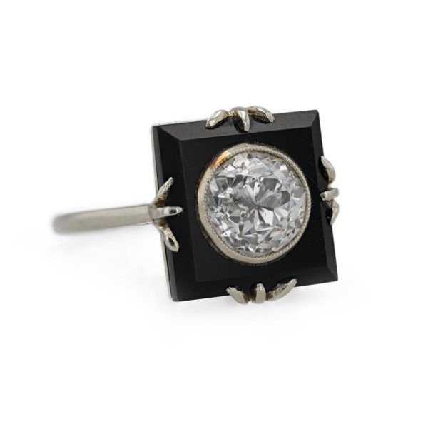 Bague Art Déco Onyx carrée sertie d'un diamant