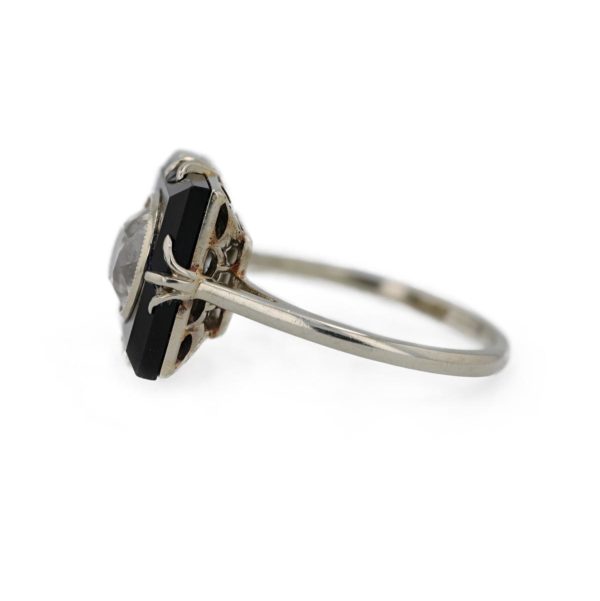 Bague Art Déco Onyx carrée sertie d'un diamant