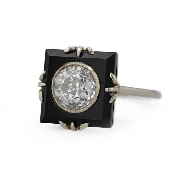 Bague Art Déco Onyx carrée sertie d'un diamant