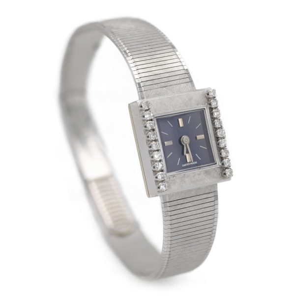 Montre cadran carrée bleu nuit avec ses deux lignes de diamants en or blanc