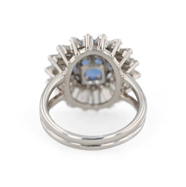 Bague saphir et entourage diamants en platine