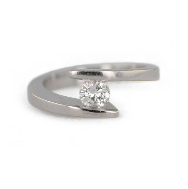 Solitaire diamant façon garel en or blanc 18 carats