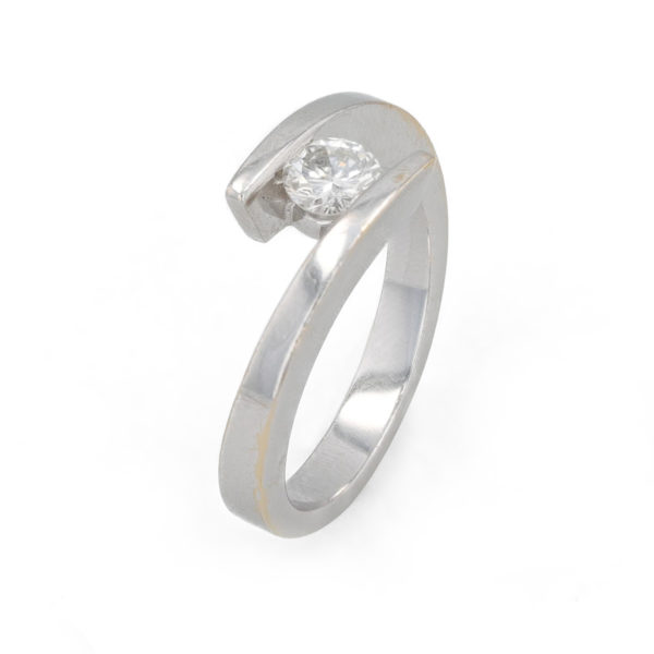 Solitaire diamant façon garel en or blanc 18 carats