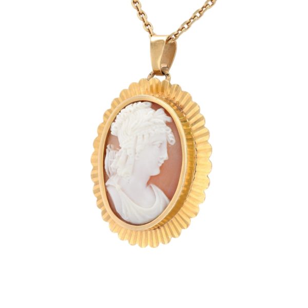 Pendentif camée portrait femme en or jaune 18 carats