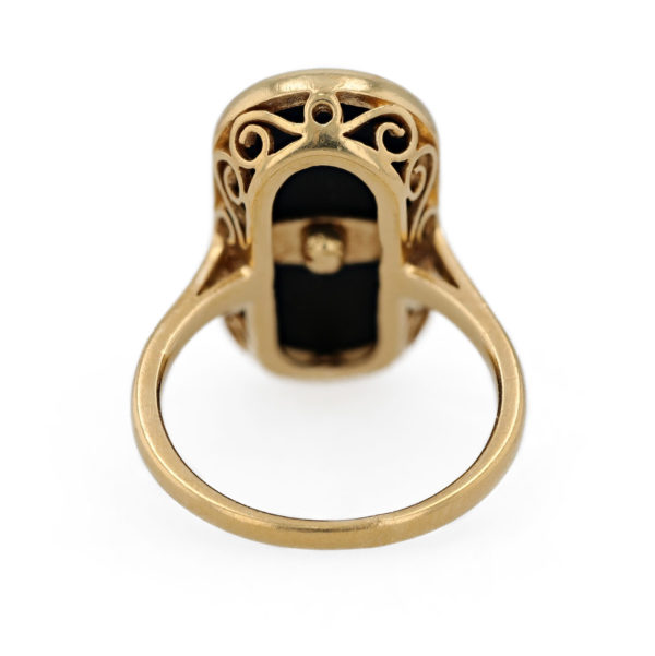 Bague ancienne onyx et diamants sur plateau ovale en or jaune 18 carats