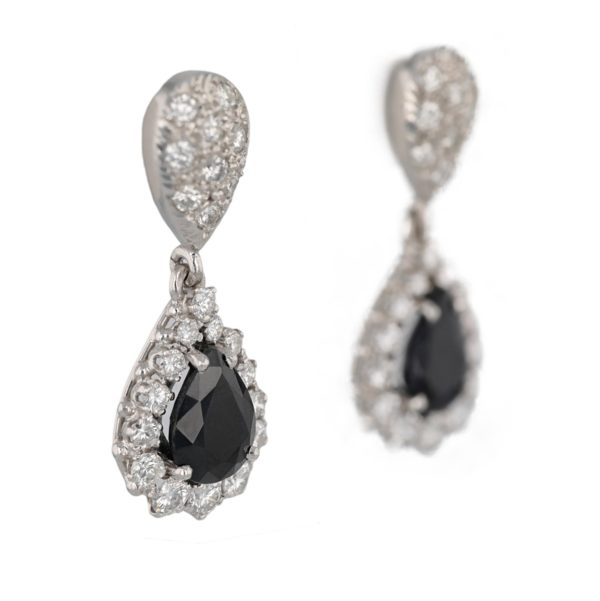 Boucles d'oreilles pendantes saphir entourage diamants en or blanc 18 carats