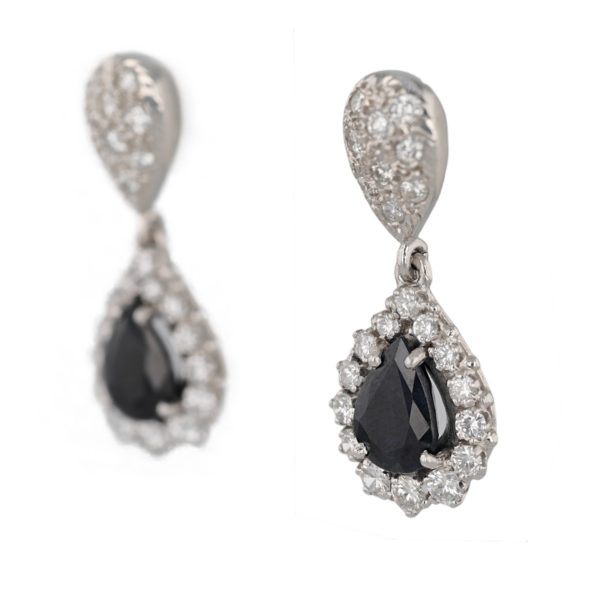 Boucles d'oreilles pendantes saphir entourage diamants en or blanc 18 carats