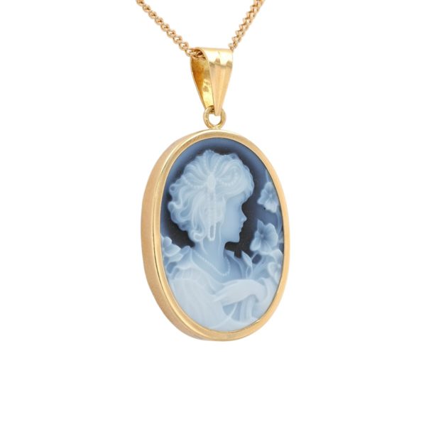 Pendentif camée bleu agate sur plaque d'onyx en or jaune 18 carats