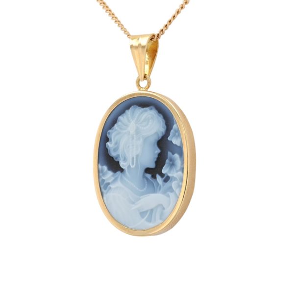 Pendentif camée bleu agate sur plaque d'onyx en or jaune 18 carats