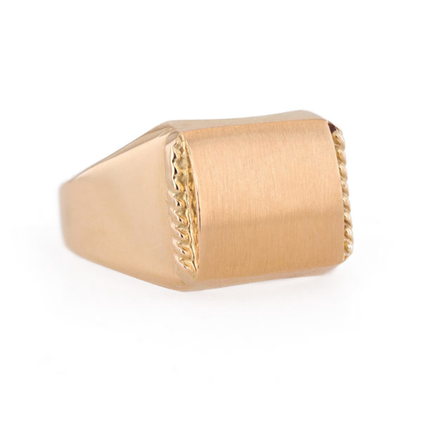 Chevalière Homme plateau carré en or jaune 18 carats